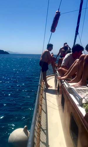 Ανακάλυψε τη Σίφνο με σκάφος